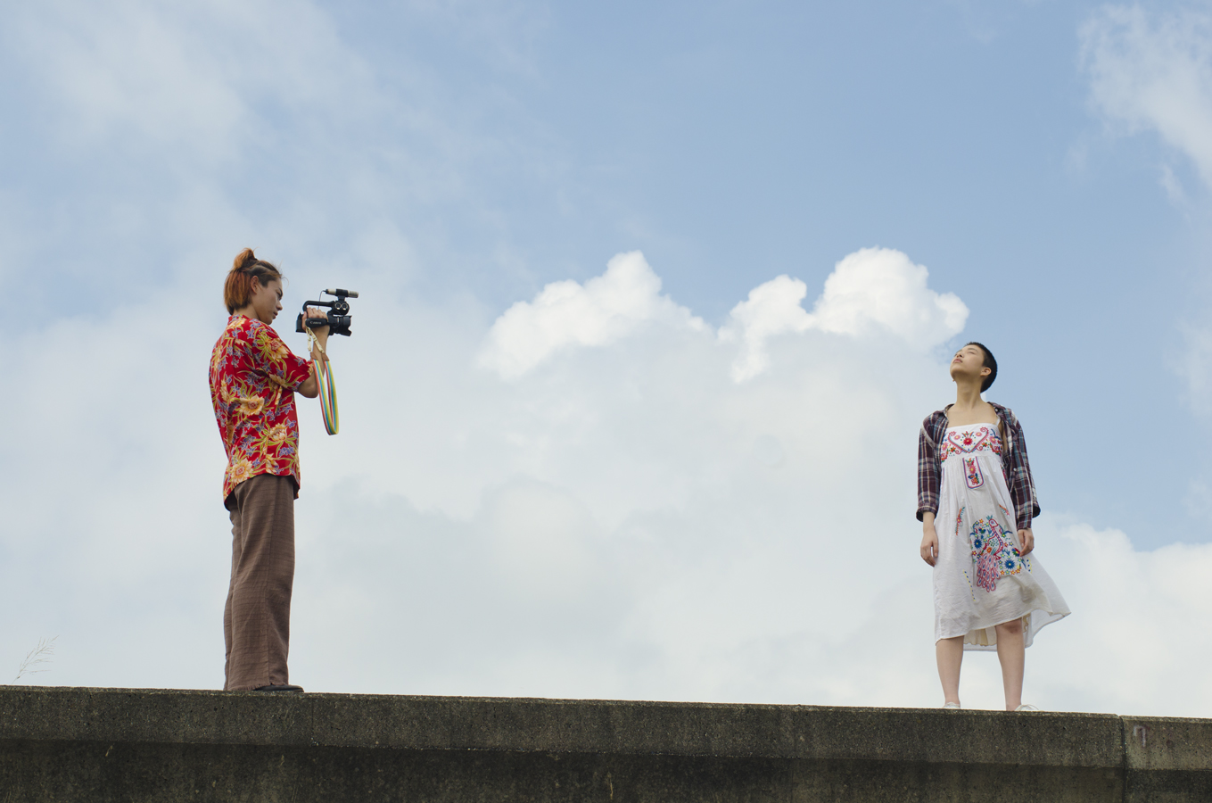 堤防に佇む知世子と正宗